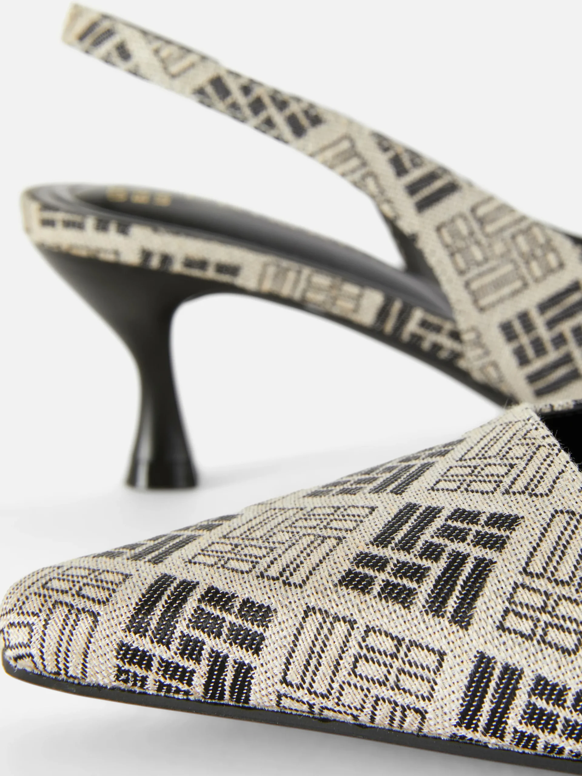 Chaussures à Talon Ouvert Et Motif Géométrique