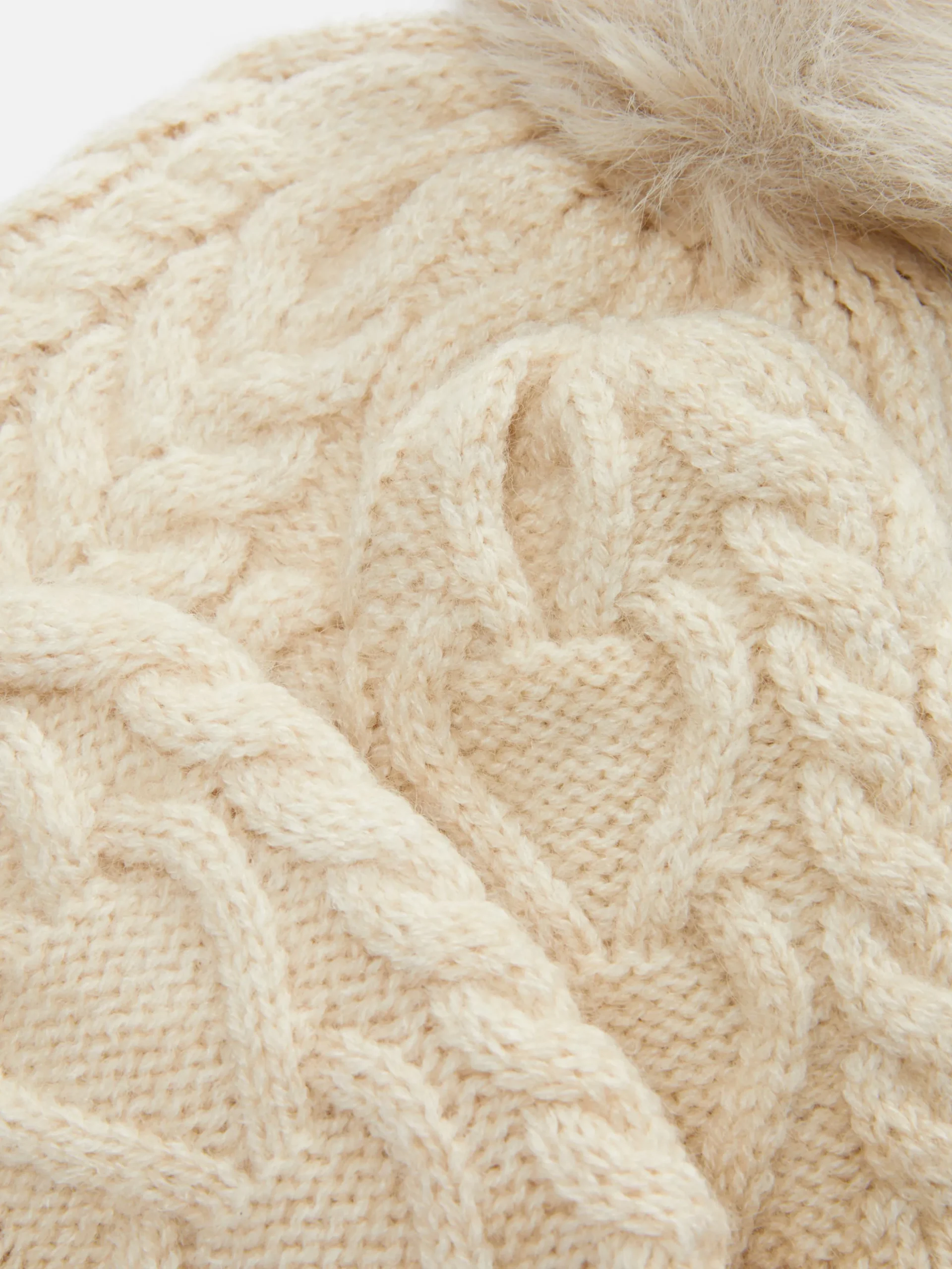 Ensemble Bonnet Et Moufles En Maille Torsadée