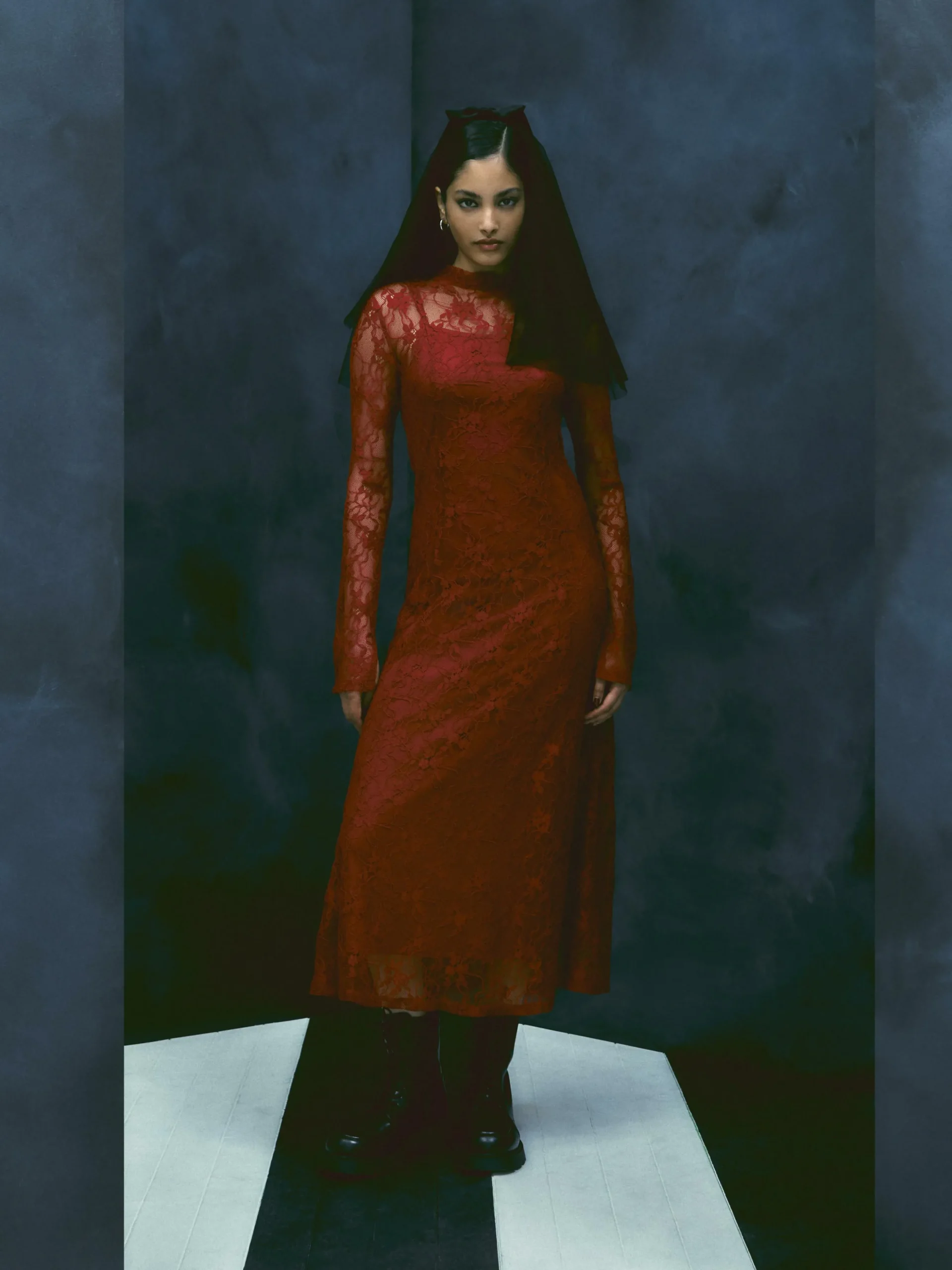 Robe Mi-longue En Dentelle à Col Montant Beetlejuice X Colleen Atwood